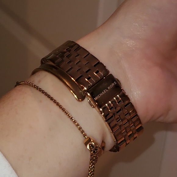 Micheal kors rose fold watch with pearl face - Picture 3 of 6